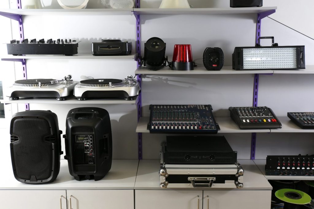 Ceci Kurzman, Vorstandsmitglied der Warner Music Group, tritt neben Paul Wachter dem UTA-Vorstand bei